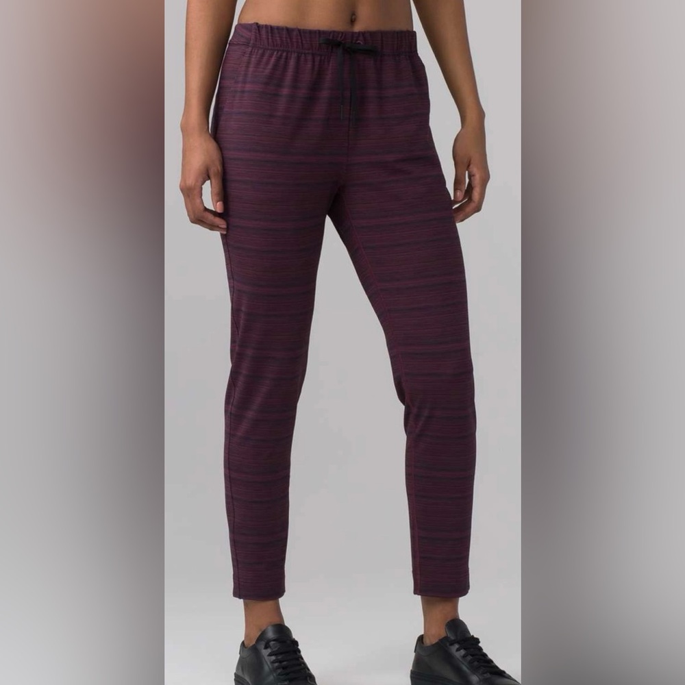 Lululemon Athletica Maroon Jet Crop (Slim) (Luxtreme
25.5")